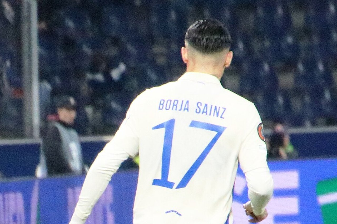 Borja Sainz seen from behind, his name and number 17 on FC Porto's white shirt, during a European match