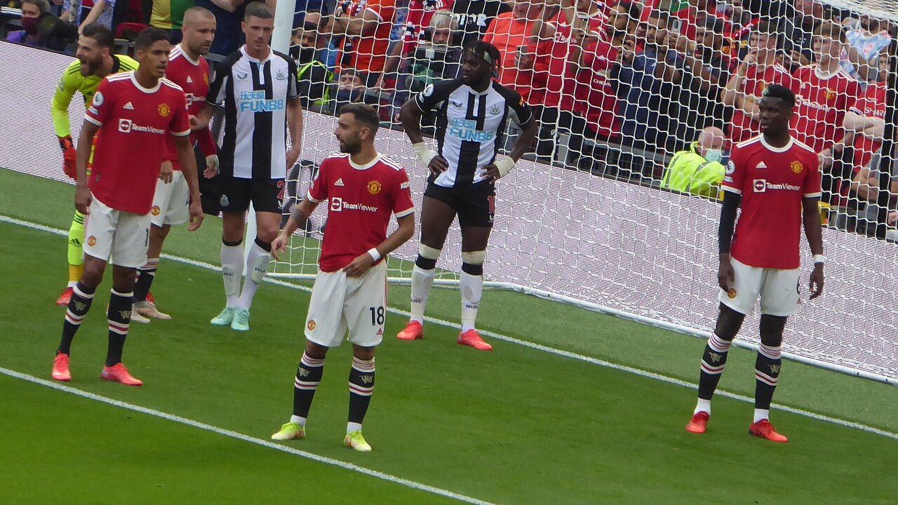 Bruno Fernandes, com a camisola 18 do Manchester United, à espera de um canto junto à baliza em Old Trafford, ao lado de colegas e de jogadores do Newcastle
